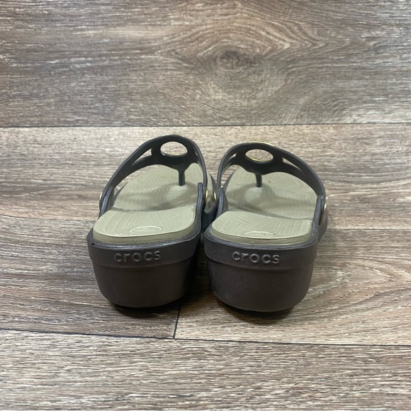 Crocs Sarah Brown Gold Metal block Women’s Wedge Sandals Flip Flops Size 6 Shoes - Picture 9 of 11